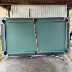 Free Pool Table And Que sticks