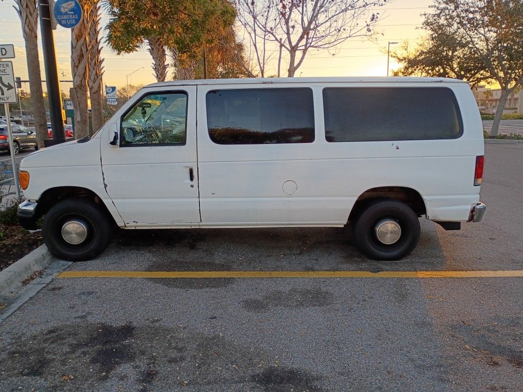 2004 Ford E-350
