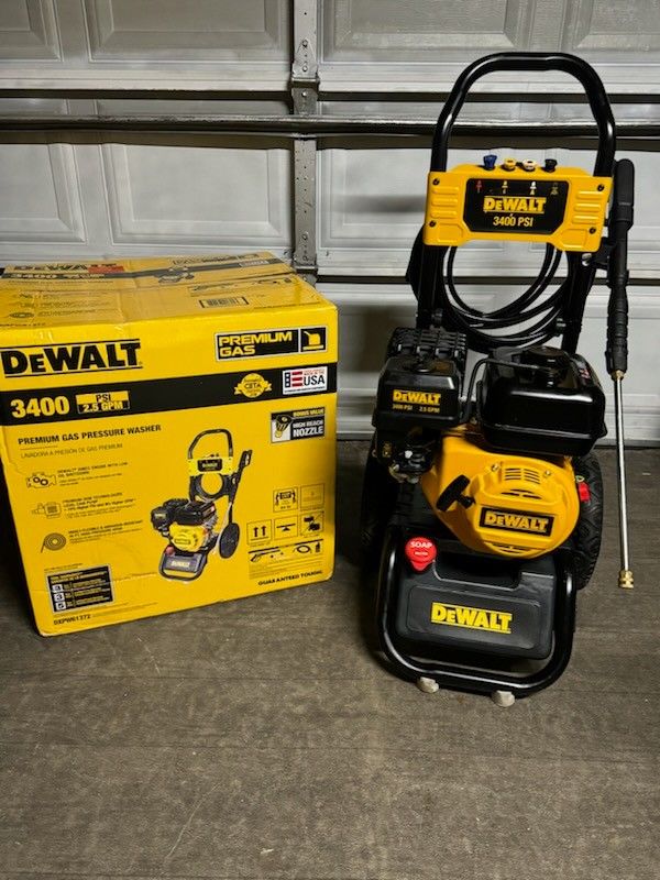 Dewalt 3400 PSI 2.5 GPM Gas Cold Water Pressure Washer with DeWalt 210 Engine