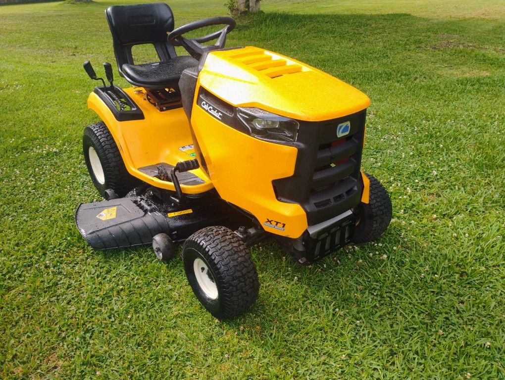 42"Cut XT1 Cub cadet riding lawnmower runs cuts great no mechanical issues 975 cash firm