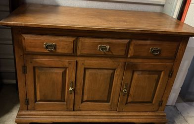 48" Sideboard, Buffet, Server, Credenza, Cabinet or Console. 48"x 21.5" x 33.5" In Very Good/Excellent Condition.
