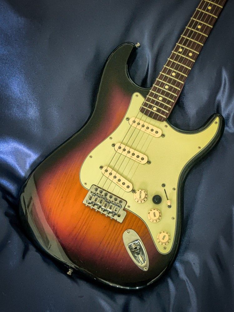 Fender Made In Mexico Stratocaster 3 Tone Burst New Stings Fully Set Up Noiseless pickups, Locking Tunners, Kill Switch