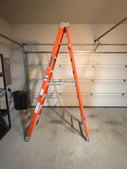 Louisville 12’3” Fiberglass Step Ladder – 300 lb Capacity – Excellent Condition
