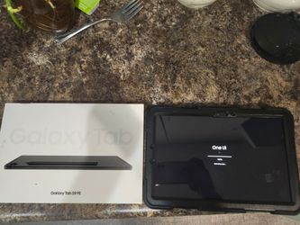 Samsung tab s9 Fe with protective cover and case (pen included )