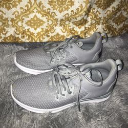 Like New! Womens Size 10!!! Grey Pumas Athletic Shoes Like New!!