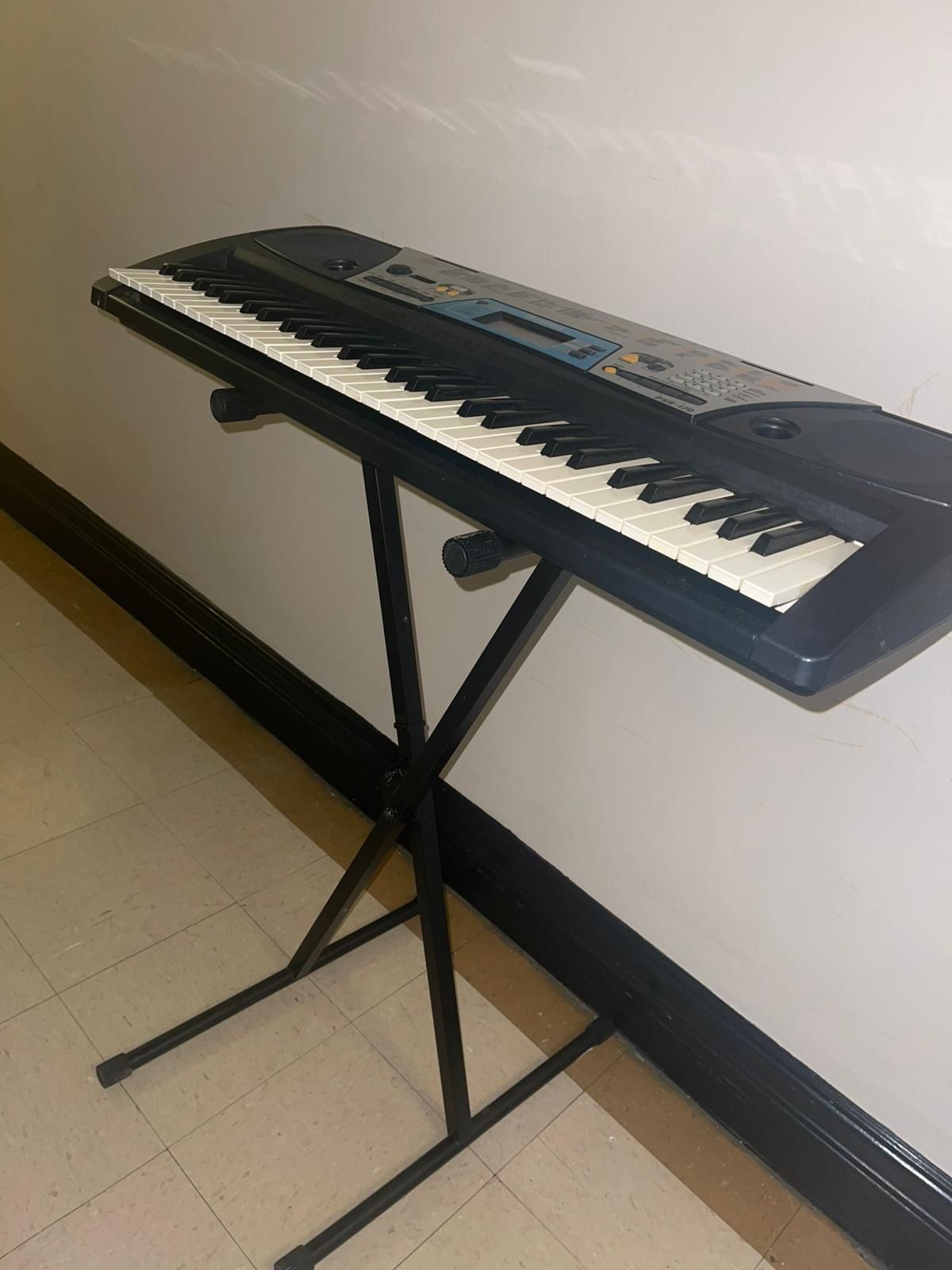 61-key keyboard with built-in speakers Yamaha PSR-213 keyboard PLUS IRON STAND drum kit piano stereo sample colite ots 61 chisvi electric or battery o