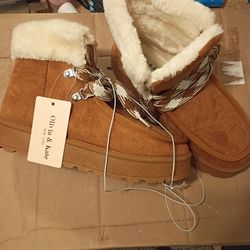 Woman's Size 8 Olivia And Katie Fuzzy Boots Brand New! 40$