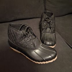 $20 St John's Bay Boots
