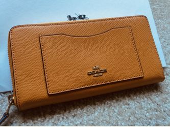 NWT Coach Crossgrain Leather Accordion Zip Wallet ($250)