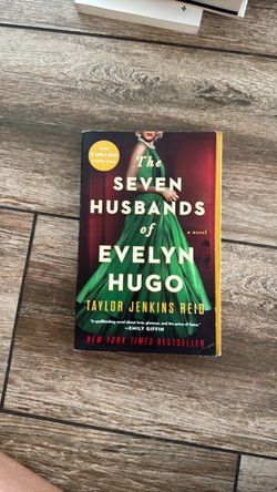 The Seven Husbands of Evelyn Hugo Paperback