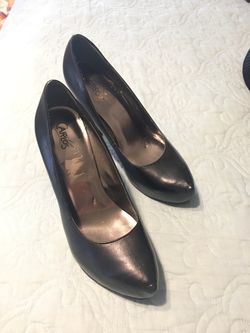 Black leather heels (brand Carlos by Carlos Santana) size 8