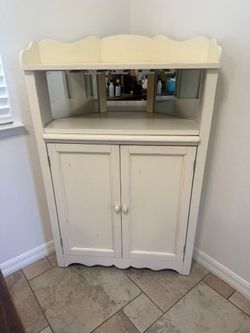 Bar and wine cabinet