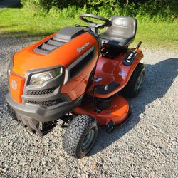 2023 Husqvarna Riding Lawn Mower YTH1942 Hydrostatic 42 inch Deck