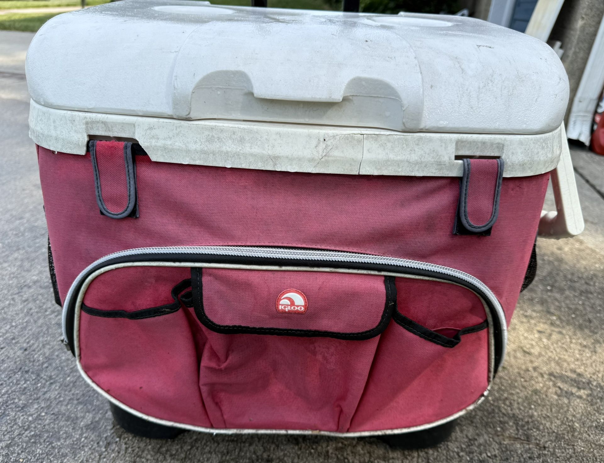 Igloo Ice Cooler With Build In Bag Pockets With Rolling Trolley In Used Clean Condition