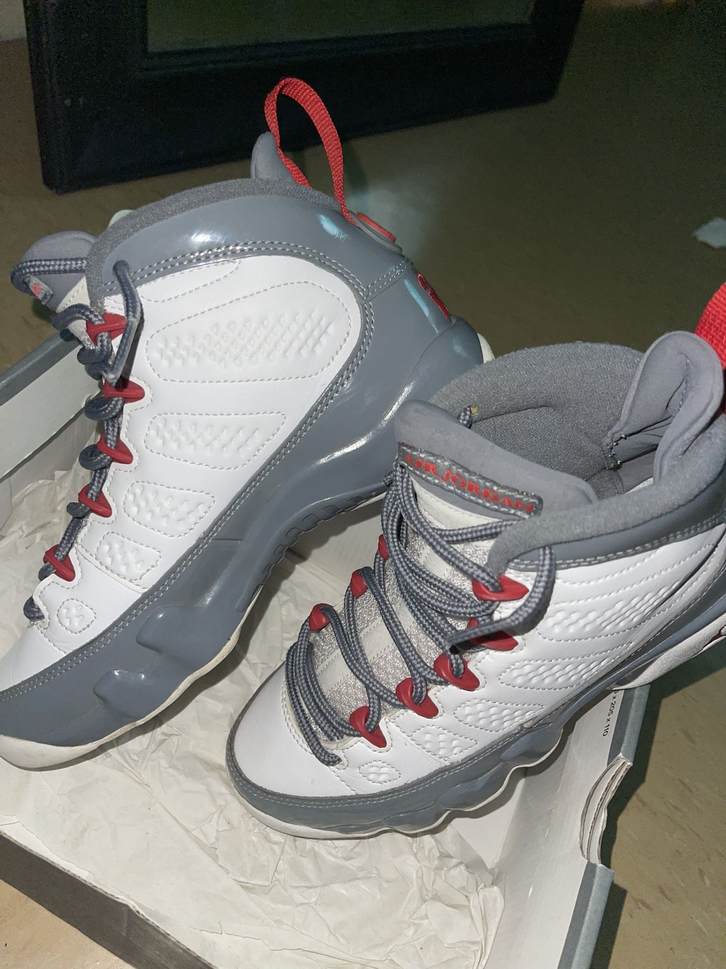 FIRE RED JORDAN 9’S SIZE 5