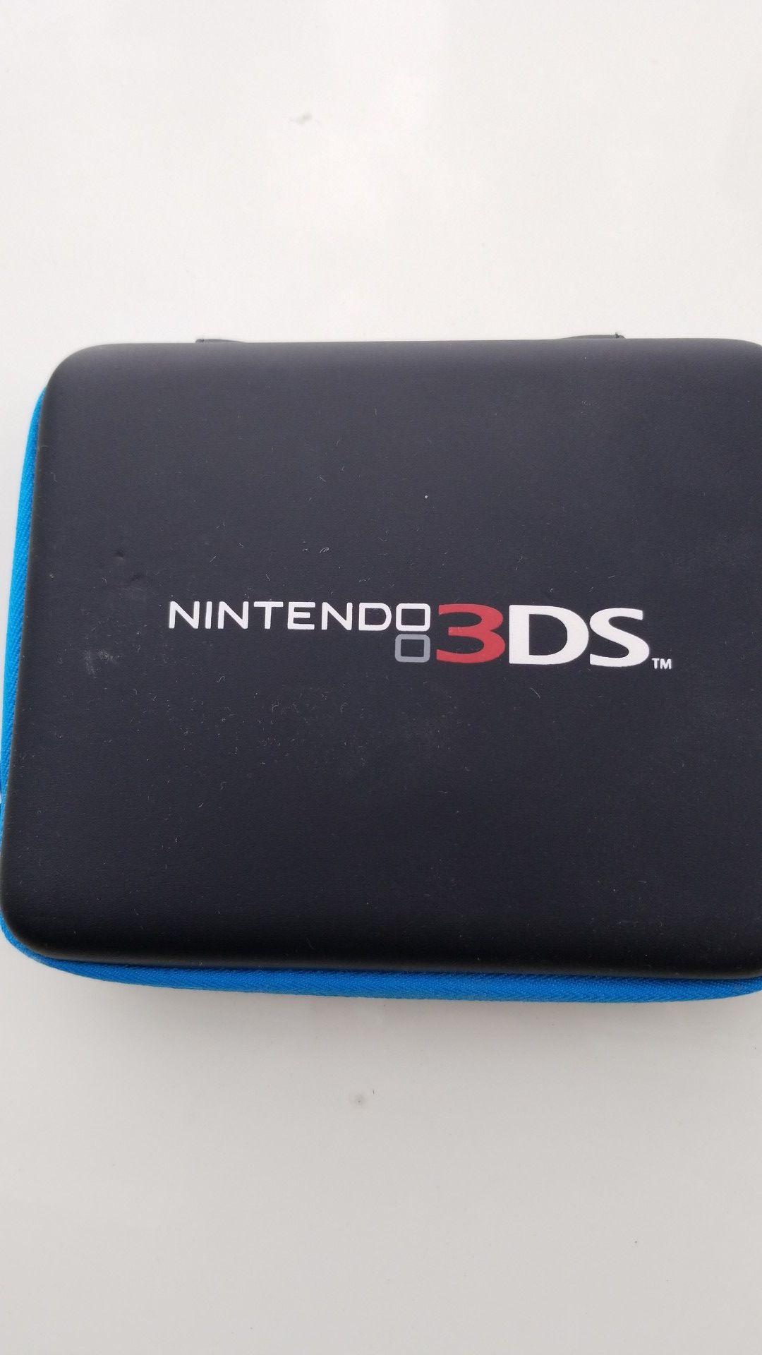 NINTENDO 3DS CASE WITH HEADPHONES AND CHARGER. GAME INCLUDED