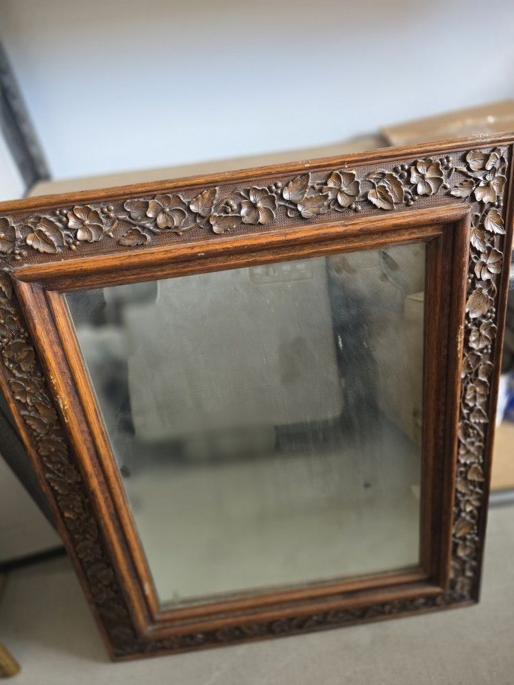 LARGE MORROR WITH INTRICATE WOD FRAME