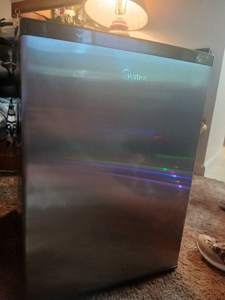 Midea
2.4 cubic feet Stainless Steel Mini Fridge