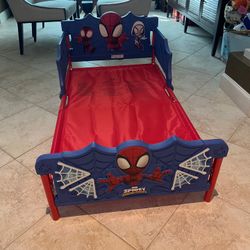 Toddler bed ensemble