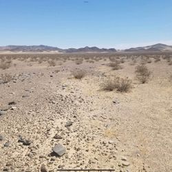 Tengo 20 acres de venta en la cuidad de new berry springs después de Barstow tiene entrada de carrera pero ai andan mucho en. motos de 4 llantas rynos