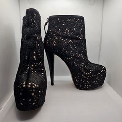 alice olivia fur booties size 37 1/2 Boots Designer Stiletto Zipper Shoes 7.5

This is an Alice + Olivia by Stacey Bendet Paige black fur heeled booti