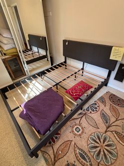 Queen size bedframe