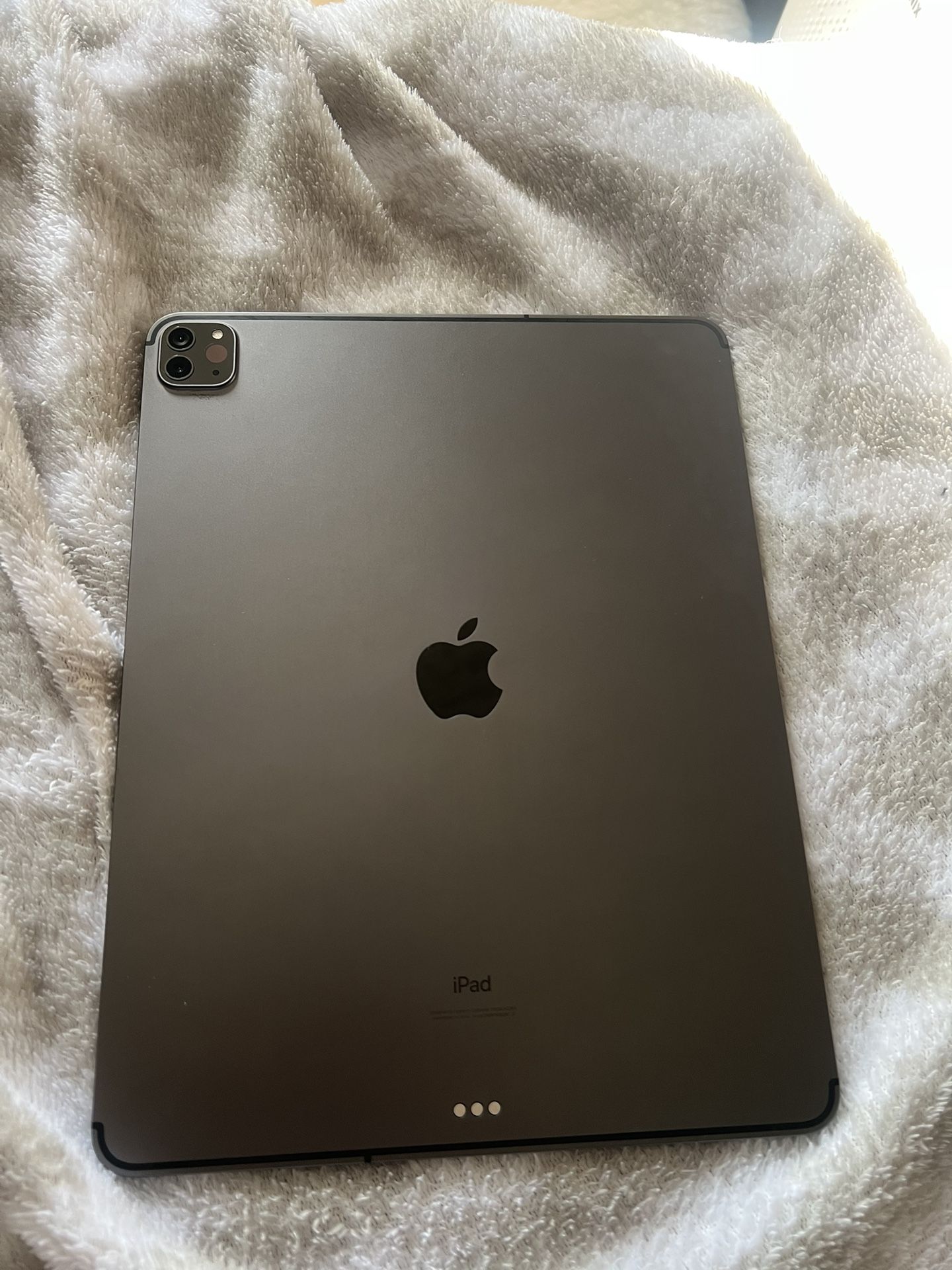 iPad Pro 12.9 Inch 4th Gen 1Tb With Logitech Bluetooth Keyboard