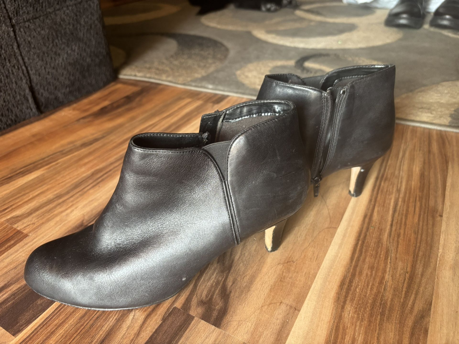 CLARKS COLLECTION Soft Cushion Black Leather Side Zip Heels Ankle Boots Size 10