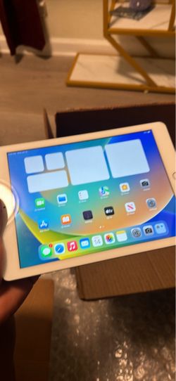 Apple iPad Silver Tablet,5th 32GB $100 ,7 th32gb $125 ,8th32gb $145,9th32gb $190