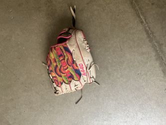 Softball glove