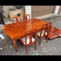 Nice clean table no scratches a little heavy 4  Chairs