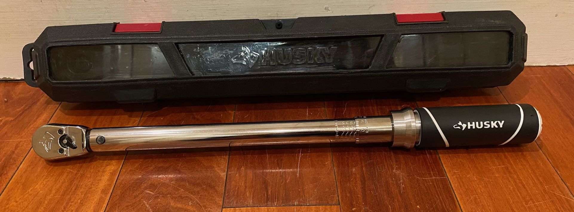 Husky 564394 20 ft/lbs to 100 ft/lbs 3/8" Drive Torque Wrench In New Condition comes with case