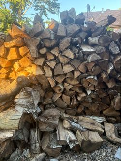 Seasoned Walnut Firewood – Hand Cut – $25 Wheelbarrow Load/ Leña de nogal sazonada - Corte a mano - Carga de carretilla de 25 $