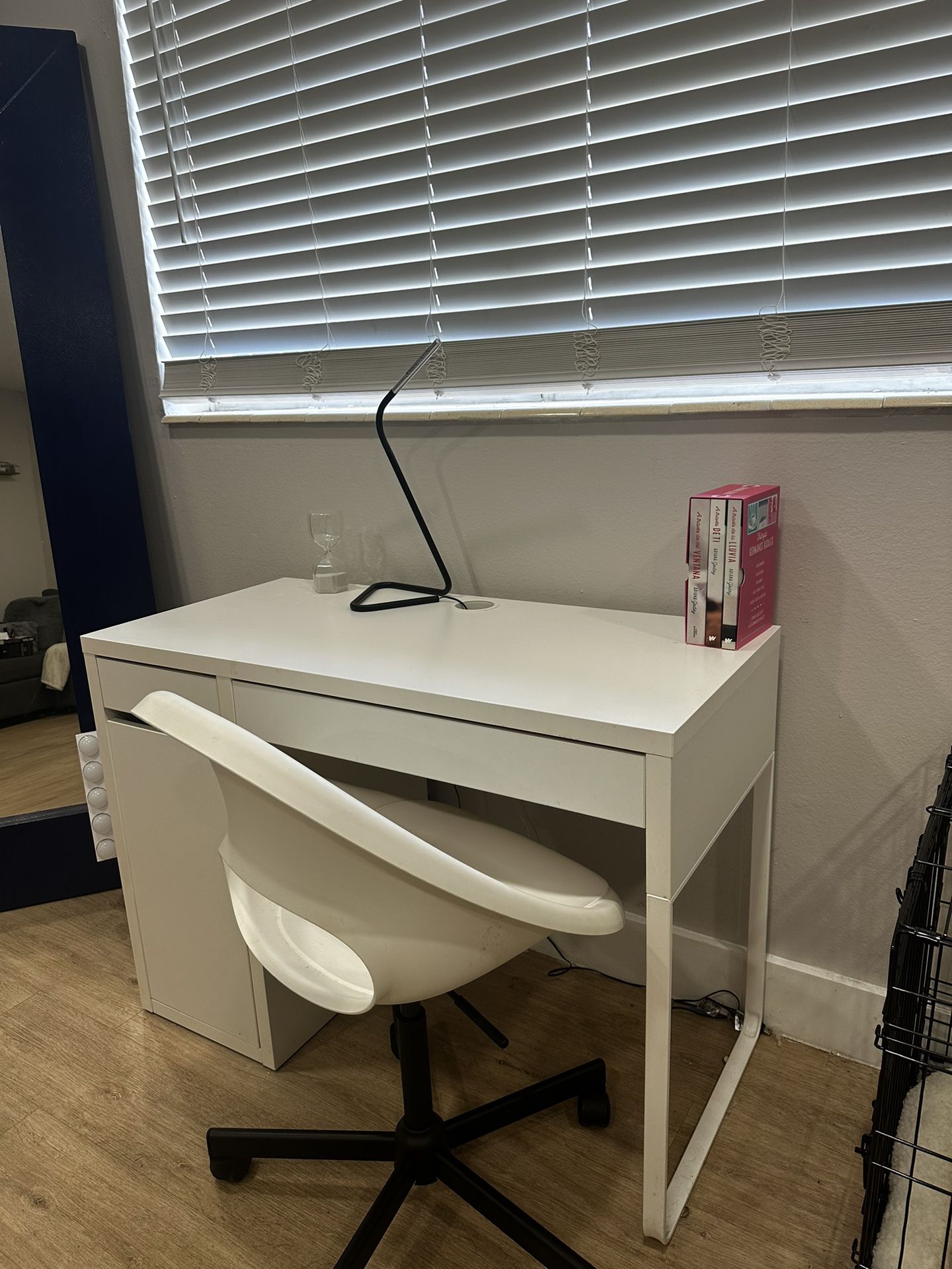 Desk/White With Chair