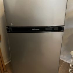 Frigidaire - 3.1 Cu. Ft. Mini Fridge with Built-In Freezer