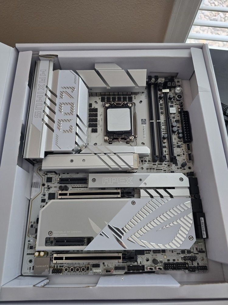 ASUS ROG MAXIMUS Z890 APEX + G.SKILL 48GB DDR5 8800 CUDIMM Memory Kit