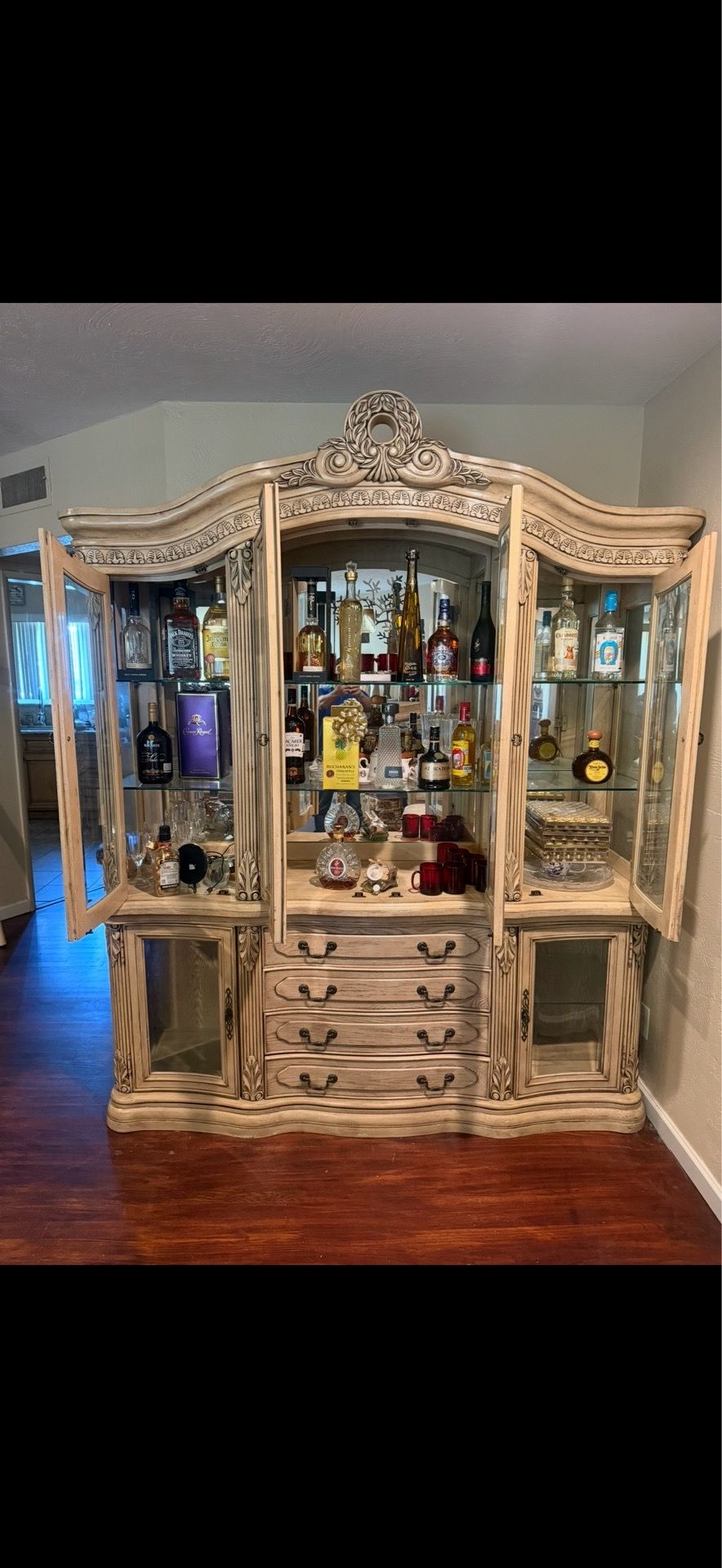 Bitrina De Lujo Mueble con todos Los tequilas con casi 20 botellas ablo español