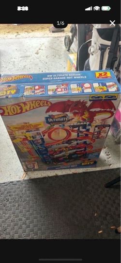New in Box Hot wheels Ultimate garage