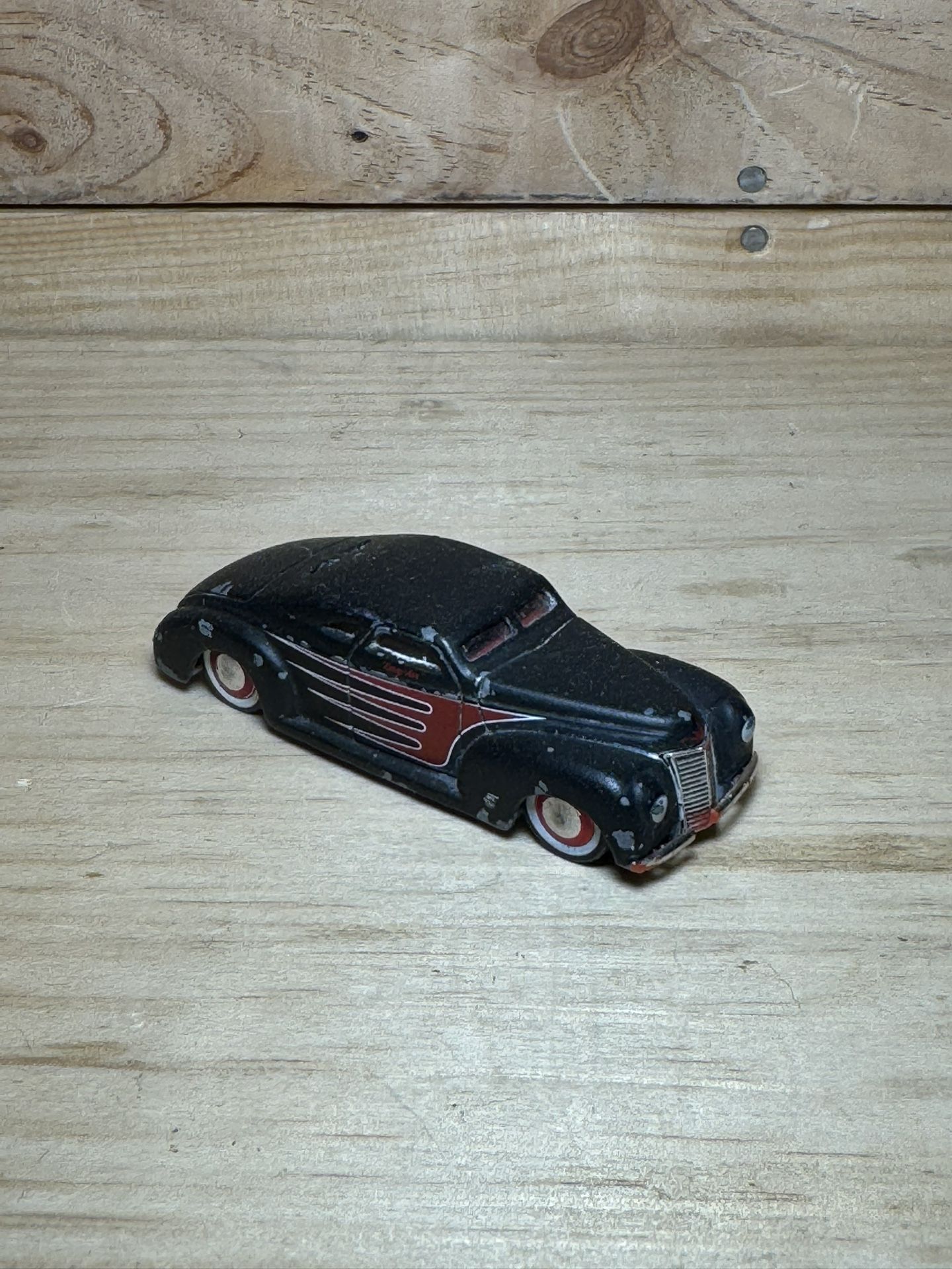 1/64 ROAD RATS '40 FORD! BLACK PRIMER WITH RED SCALLOPS