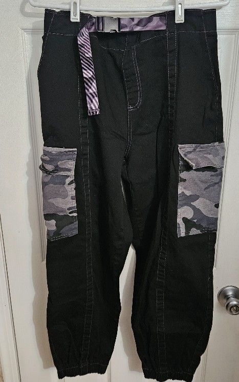 Juniors' Almost Famous Cargo Joggers With Nylon Seatbelt Insert