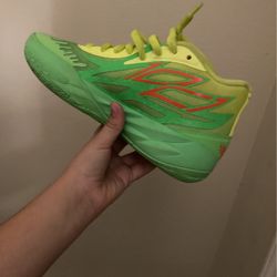 lamelo ball 0.2  green size 5.5 Puma 