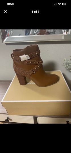 MK boots size 8