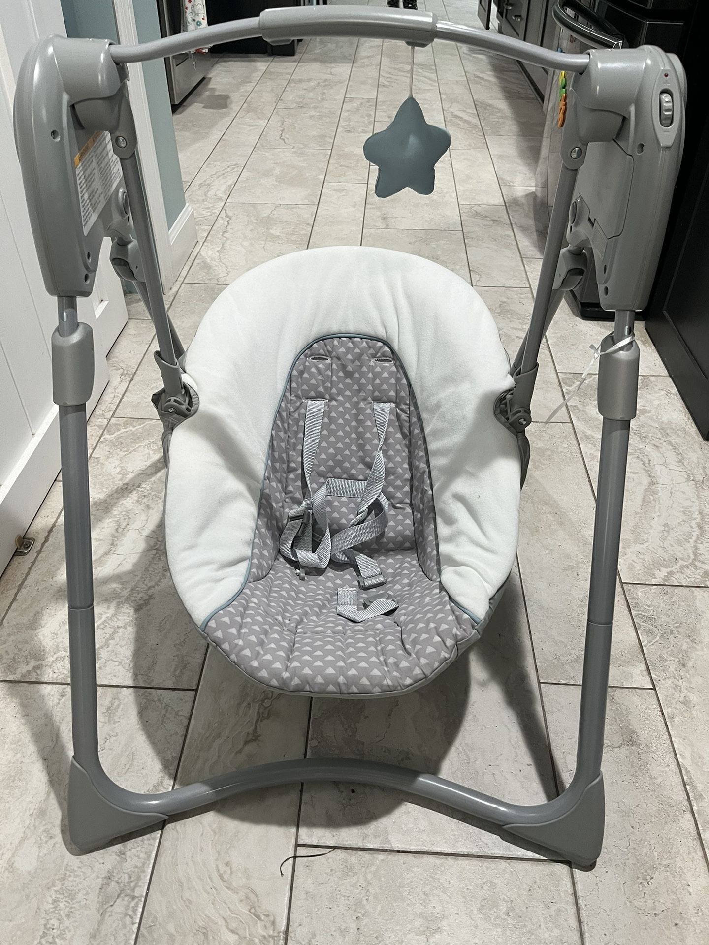 Graco Slim Spaces baby swing