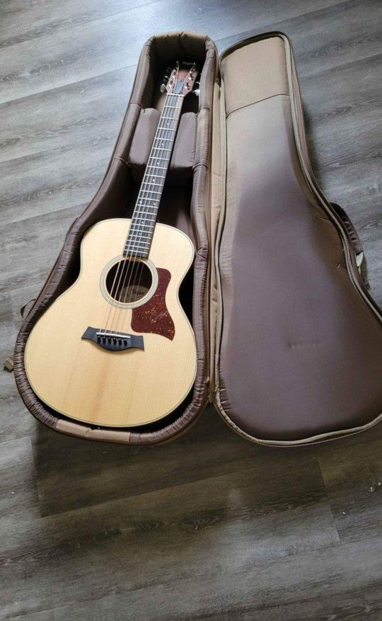 Taylor GS Mini Rosewood Acoustic Guitar Like New Includes Padded Gig Bag With Back Pack Straps