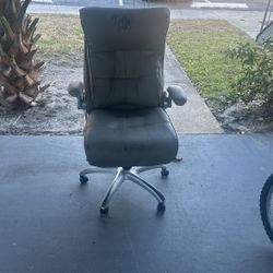 Big Juge Confortable Chair  Good Condition 