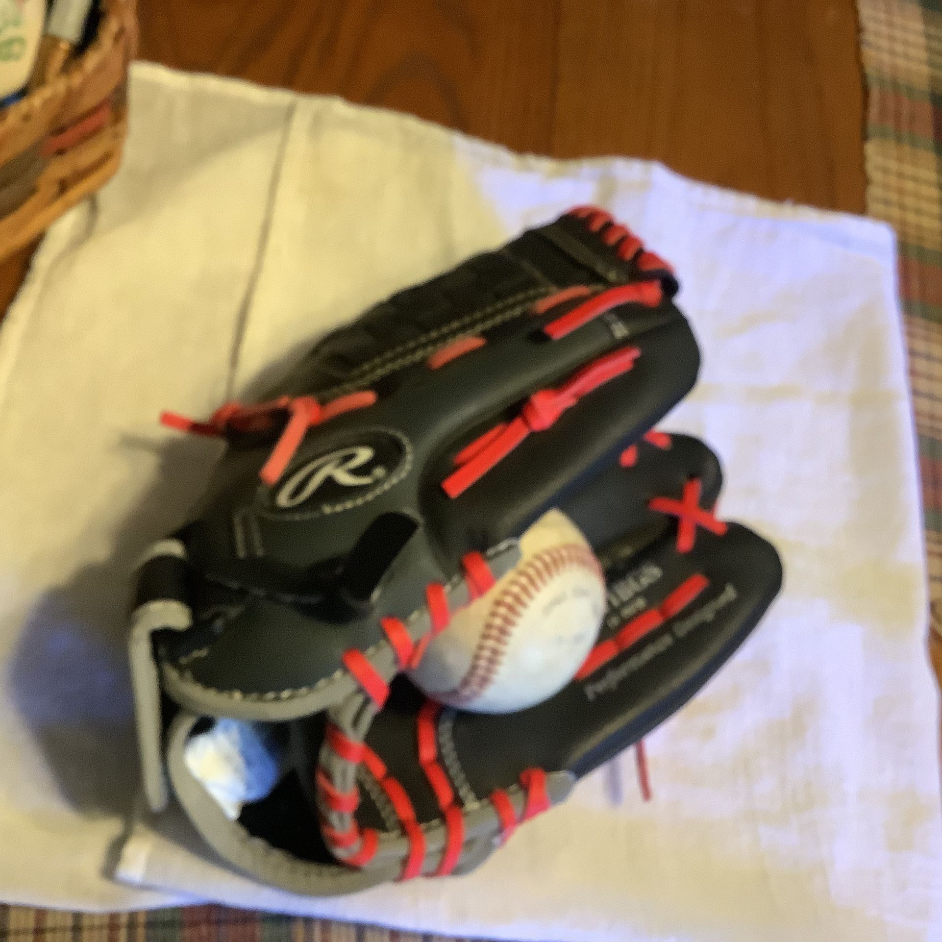 Rawlings Players Series 11” baseball glove like new with 2 baseballs, adjustable wrist for perfect fit Used only a couple of times. Plainfield, Illino