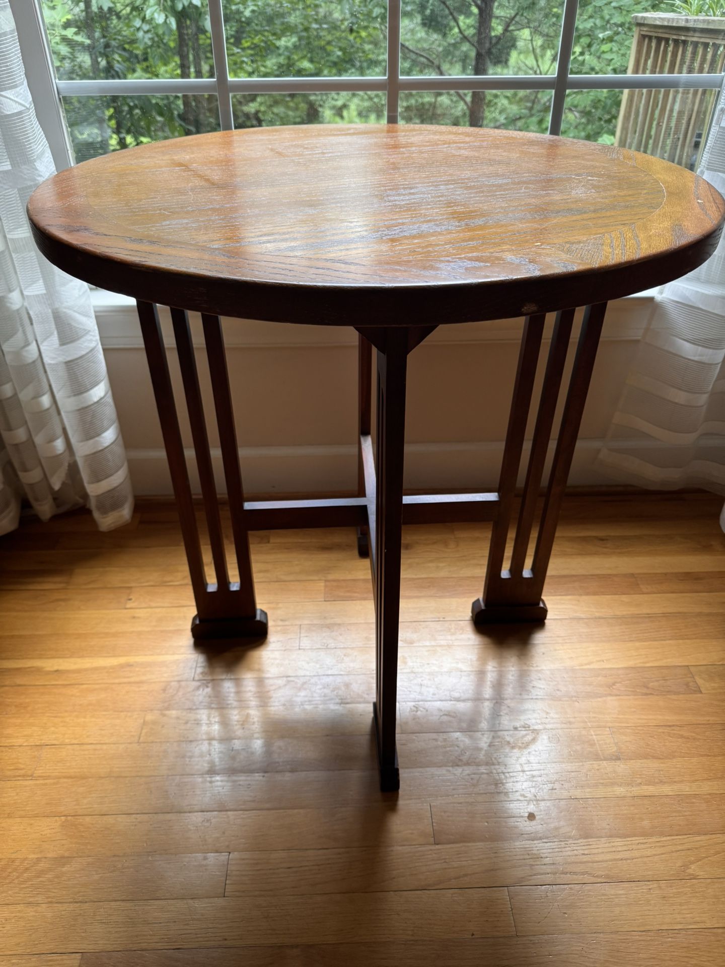 🪵 Vintage 30” Round Accent Table – Mission Style Base