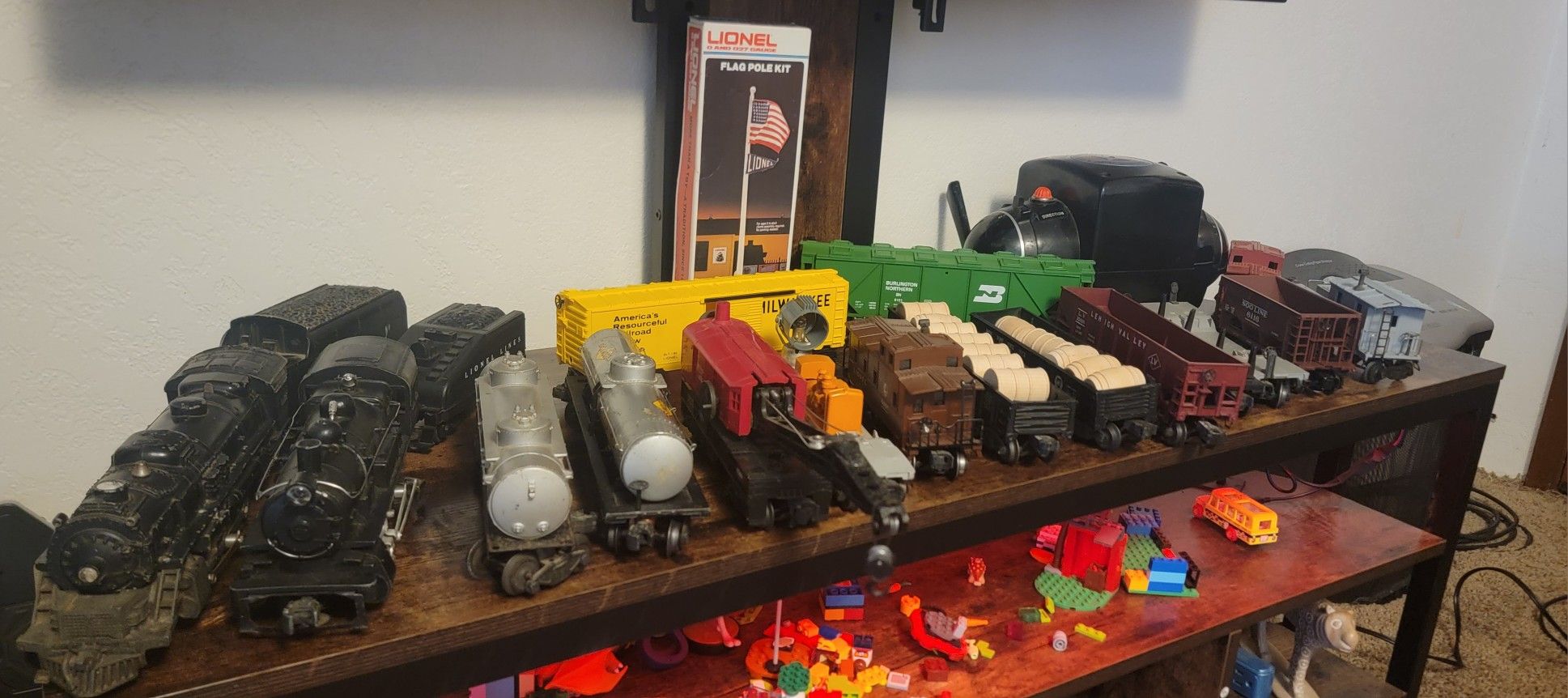 Lionel Train Set – Postwar 2026 1615, 15 Cars, Flagpole, Tracks