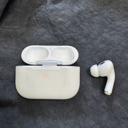 AirPods Pro 2 (USB-C) Serial Number: C4HYQTDFNW