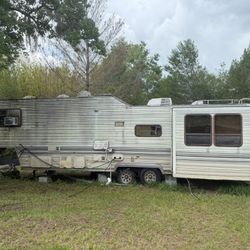 1989 Fleetwood Prowler Royal 35 Ft 5th Wheel